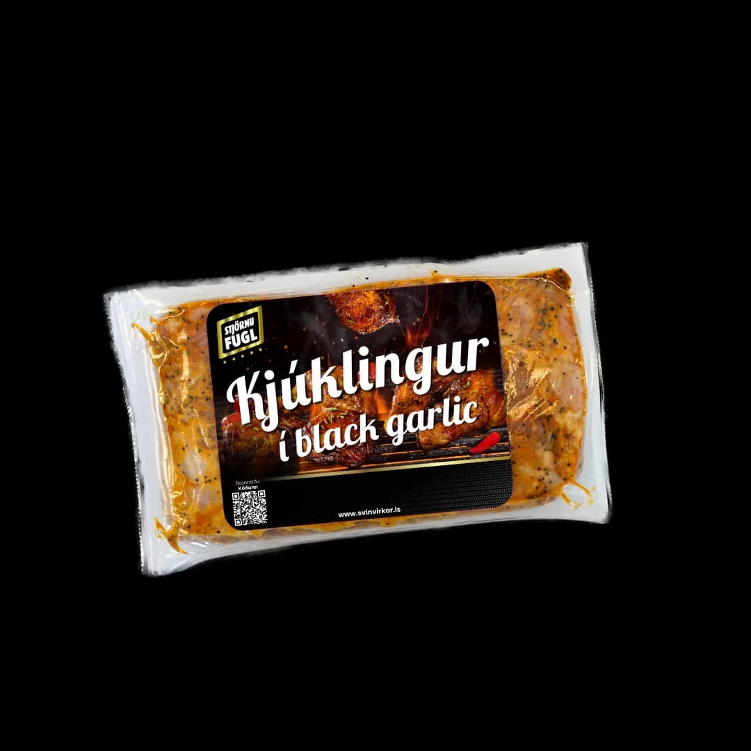 Kjúklingur í black garlic-marineringu frá BaraMatur í glærum poka með prentuðum svörtum límmiða.