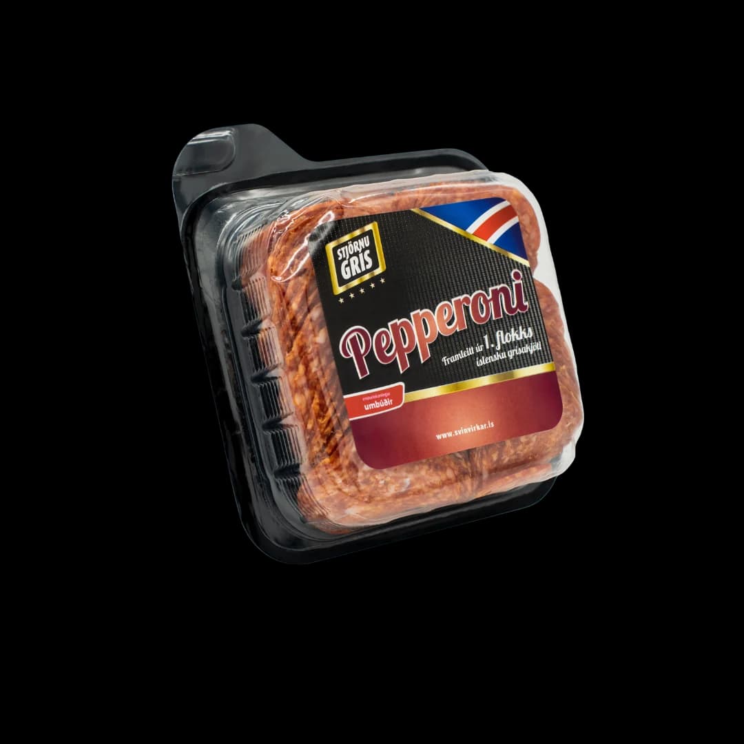 Pepperoni frá Stjörnugrís í svörtum bakka með hvelfdri glærri yfirfilmu.